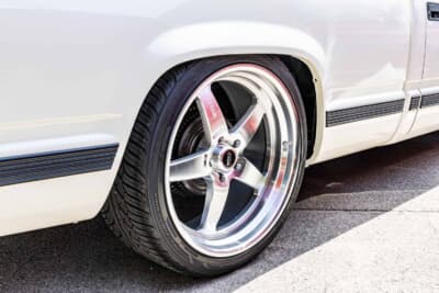 シボレー C1500 454SS：リアは22インチ10.5Jのウェルドレーシングホイールでローダウン