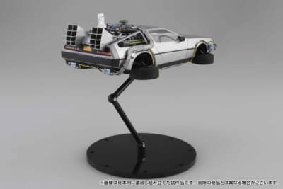 リアまわりは飛行形態用のパーツで様変わりし、テールランプ上まで立体化される