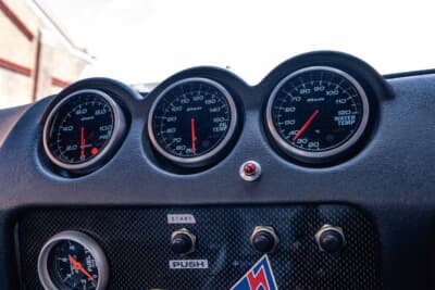 日産 フェアレディZ:スタック製タコメーターとデフィ製油温・水温計を並べ1万回転域まで対応する計器類を装備