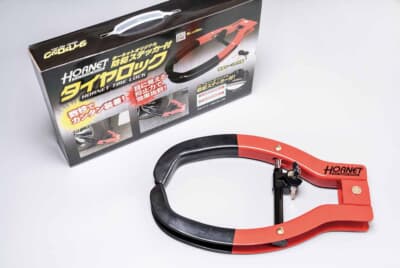 ホーネット タイヤロック:数秒で装着できるタイヤ固定式の盗難防止アイテム。防犯ステッカーも付属する
