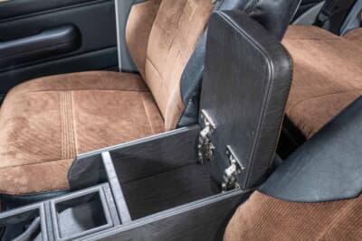 トヨタ ランドクルーザー70:ステンレスヒンジで開くアームレスト内部。見えない部分まで丁寧に仕上げた収納スペースだ