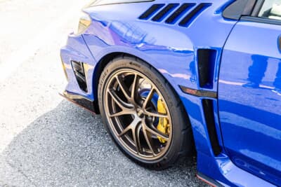 スバル WRX STI:ブロンズのBBSホイールとイエローキャリパーの組み合わせが映える。フェンダーのSTiエンブレムがグレードを主張する