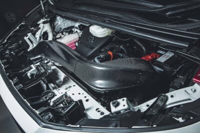 トヨタ ヴェルファイア：装着状態のエンジンルーム全景。カーボンダクトがバッテリー横からエンジンへと美しく取り回されている