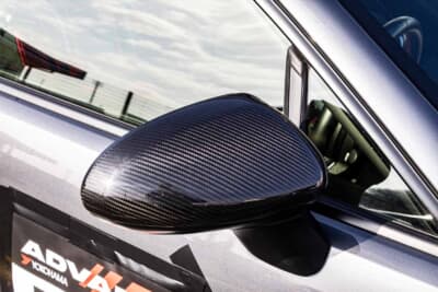 スバル BRZ:アライズモータース製とされるカーボンミラーカバー。綾織りの艶やかな質感がグレーボディに映える軽量パーツだ