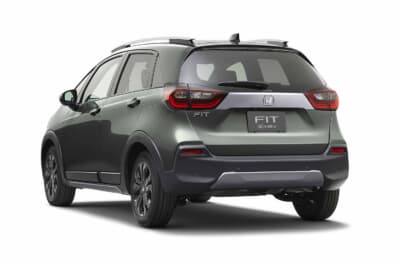 ホンダ フィット:ルーフレールを備えるe:HEV CROSSTARのリア。ボディカラーはボタニカルグリーン・パール
