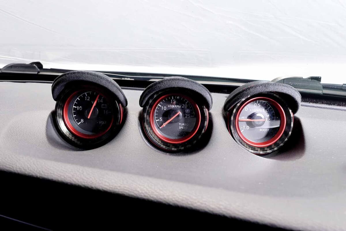 日産 フェアレディＺ：サブメーターに装着した赤いリングとフードがスポーティーなインテリアを引き立てる