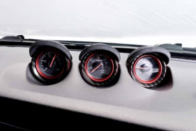 日産 フェアレディＺ：サブメーターに装着した赤いリングとフードがスポーティーなインテリアを引き立てる