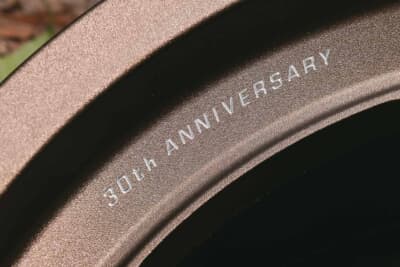 TE37XT 30th ANNIVERSARY: 30周年記念モデルではディスク外周の一段落とし込んだ面に、アニバーサリーの文字を刻印する