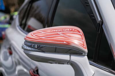 トヨタ ハリアー：ドアミラーをローハンでタトゥー風に塗装し、樹脂部分にもラインのカスタムペイントを統一