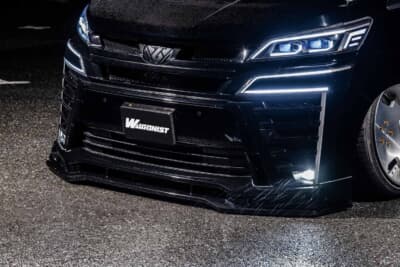 トヨタ ヴェルファイア30系:大型グリルとLEDライト周りのカスタマイズにより、迫力のあるフロントフェイスを実現している