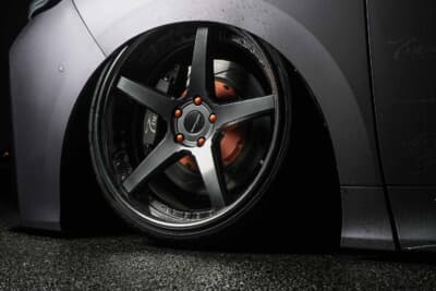トヨタ ヴェルファイア:助手席側に装着したSSRエグゼキューターCV06は、ガンメタの5本スポークで精悍に魅せる