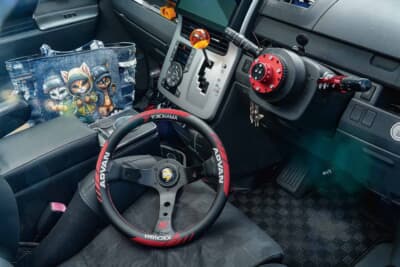トヨタ ヴォクシー:VERTEX製ADVANカラーの深型ステアリングをクイックリリースでセットした走り屋仕様のコクピット