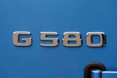 メルセデス・ベンツ G580:テールゲートに輝く「G 580」のエンブレム。電動化された新しいGクラスであることを主張する