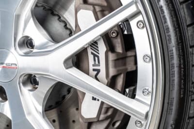 メルセデス・ベンツ S500:AMGブレーキキットとハイパーフォージドホイールを組み合わせ。ストッピングパワーとスタイリングの両立を実現した足元