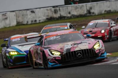 ウェットパッチが残るコース上で激しい順位争いを繰り広げるグループ1の各車