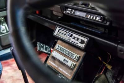 ホンダ シティ：ステアリング越しに見えるHONDA AUDIO SYSTEMの純正オーディオと「CITY」のプレート