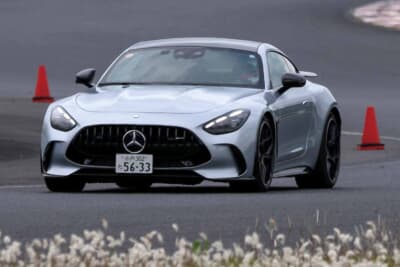 メルセデスAMG GT63 S E パフォーマンス：パイロンの並ぶコースを鋭く駆け抜ける。低回転から湧く太いトルクが武器
