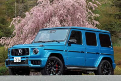 メルセデスAMG G63：ブルーの塗装が桜の淡いピンクと対比を成す、AMGデザインが際立つエクステリア