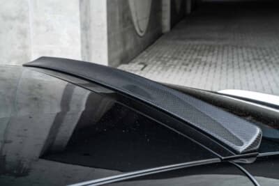 日産 フェアレディZ:カーボン素材のリアゲートスポイラーがルーフラインから小粋に跳ね上がりリアビューを引き締める