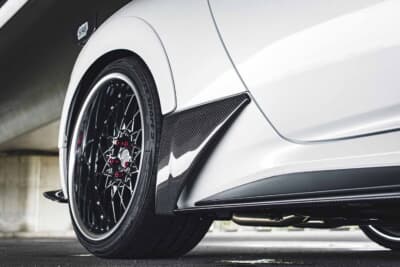 日産 フェアレディZ：フェンダーアーチを20mm下げるローフォルムフェンダーとカーボン製サイドステップが織りなすエッジーなライン