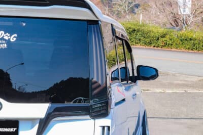 トヨタ ヴォクシー：ドアミラー天面に3本ラインのカバーを装着しグレーメタリックでペイント
