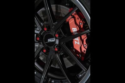 ホンダ ジェイド：SSRライナーの深リムホイールにブリッツ製シビック用ブレーキをフロントに装着した足元