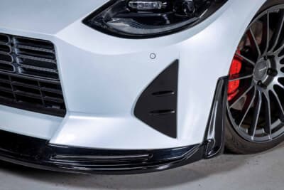 ニッサン フェアレディZ（RZ34）：フロントタイヤ付近の乱流を抑えるフロントアーチディフューザーを装着し空力性能を向上