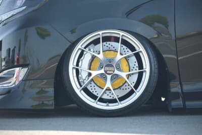 トヨタ エスクァイア：細身のBBS RI-D 19インチとイデアルの大型ブレーキキットで足元に強い存在感を演出