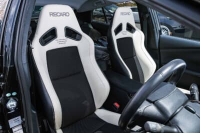 トヨタ プリウスPHV:レカロSR-7を装着した2脚のシートは座り心地重視、シフトノブはシルクブレイズを採用