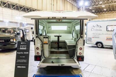 ダイレクトカーズ Aquila360N:後部ハッチを全開にした正面ビュー。上部がオーニング、下部がステップとして機能する二分割構造