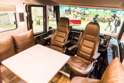 ニースマン・ビショフ iSmove 6.9 E：回転式の運転席・助手席とソファで構成する対面ダイネット。本革張りのシートが上質だ