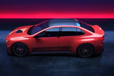 BMW Mコンセプト ノイエ・クラッセ：レッドのボディをまとった電動コンセプト。低く構えたサイドビューと専用の多スポークホイールが戦闘力を示す