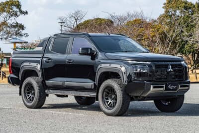 三菱 トライトン:漆黒のボディに黒ホイールで統一したGSR。オーバーフェンダーとサイドステップが引き締まった印象を生む