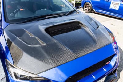 スバル WRX STI:近藤エンジニアリング製カーボンボンネット。大型エアインテークと複数のダクトが熱を効率的に逃がす