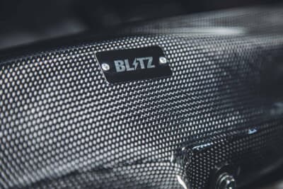 ブリッツ カーボンインテークシステム：カーボン地に映えるBLITZロゴプレート。上質な仕上がりがドレスアップ効果を確かなものにしている