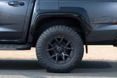 三菱 トライトン:リア側は前後ともクリアランスに余裕があり、285/70R17を無加工で収められる
