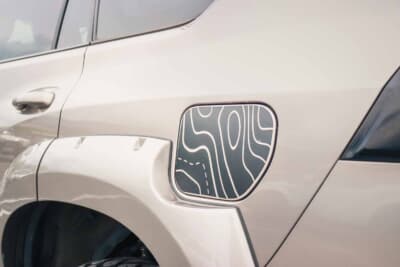 トヨタ ランドクルーザープラド：フューエルリッドドアには、トポグラフィ柄のラッピングを配する。友人が製作したそうだ