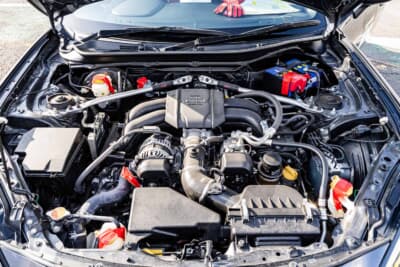 スバル BRZ:FA24型の水平対向4気筒はほぼノーマルを維持。STI製とみられるブレース類でエンジンルームの剛性を高めている
