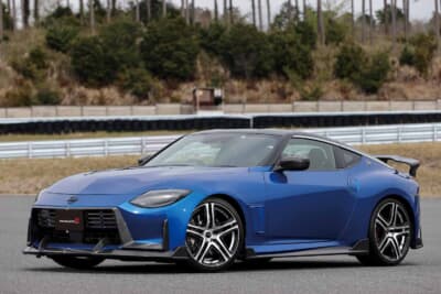 日産 フェアレディZ:広大なサーキットを背景に堂々と佇む青いボディのスポーツカー