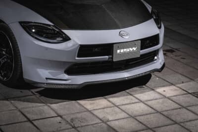 日産 フェアレディZ:カスタマイズドバンパー用のアンダースポイラーに装着するセンターフラップ
