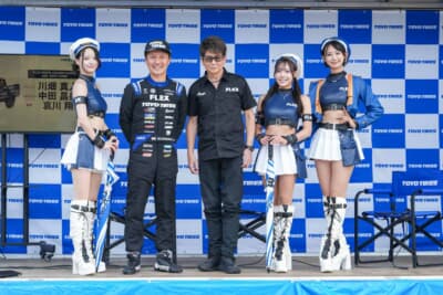哀川翔総監督と川畑真人ドライバー:フォトセッションに応じる哀川翔総監督と川端真人ドライバー(中央の男性ふたり)