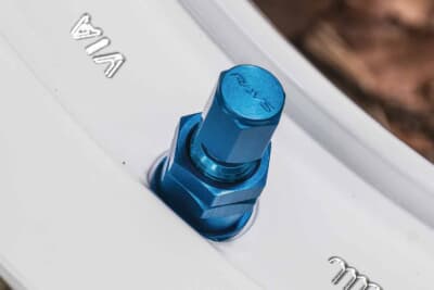 TE37XT 30th ANNIVERSARY: 初代TE37をオマージュするのが30周年記念モデルの特徴。そのためエアバルブも初代と同じ青色を採用した