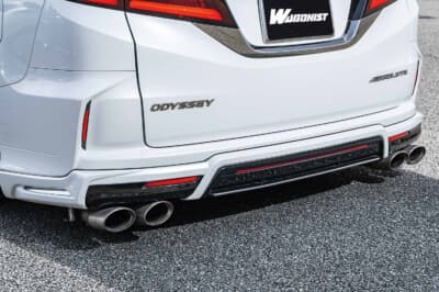 ホンダ オデッセイ：ABSOLUTEエンブレムとアドミレイションのリアバンパー、双出しマフラーを配したリアの造形