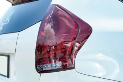 トヨタ プリウスα:ヴァレンティのジュエルLEDをスモーク加工したテールランプがモノトーン調の車体とバランスしている