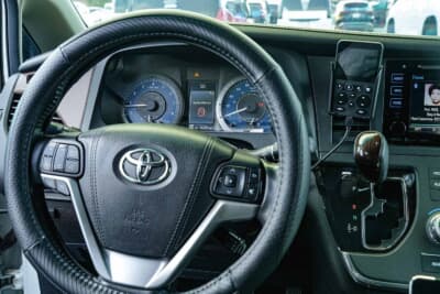 トヨタ シエナ:左ハンドルの逆輸入車ならではのコクピット。アナログ式スピードメーターにはマイルとkmが併記される