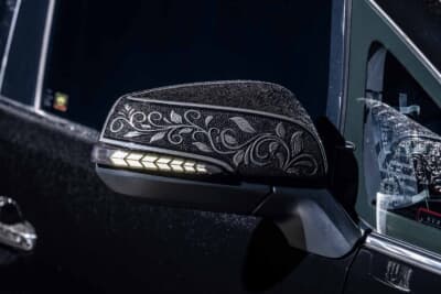 トヨタ ヴェルファイア30系:精密な彫刻加工が施されたドアミラーカバーが、アラベスク模様がドレスアップを完成度を高めている