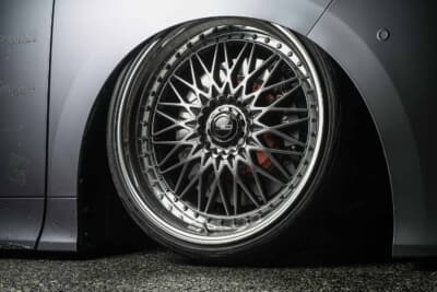 トヨタ ヴェルファイア:運転席側に装着したSSRプロフェッサーのメッシュデザインと赤いブレーキキャリパーの組み合わせ
