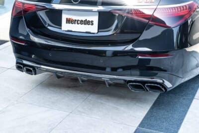 メルセデス・ベンツ S500:AMGエアロキット、そしてエグゾーストマフラーで仕上げられたAMG S63スタイル。中間マフラーのストレート化により低音を強調