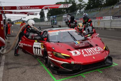 ピットで給油とドライバー交代を同時に行う#777 D'station フェラーリ