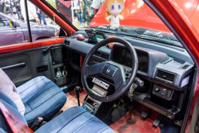 ホンダ シティ：ダッシュボードにフィギュアを飾るなど遊び心あふれる運転席まわり